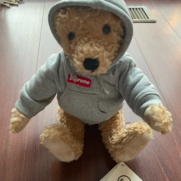 25ss Supreme Steiff® ET Steiff E.T 25ss Supreme Steiff® ET Steiff E.T Supreme teams up with Steiff